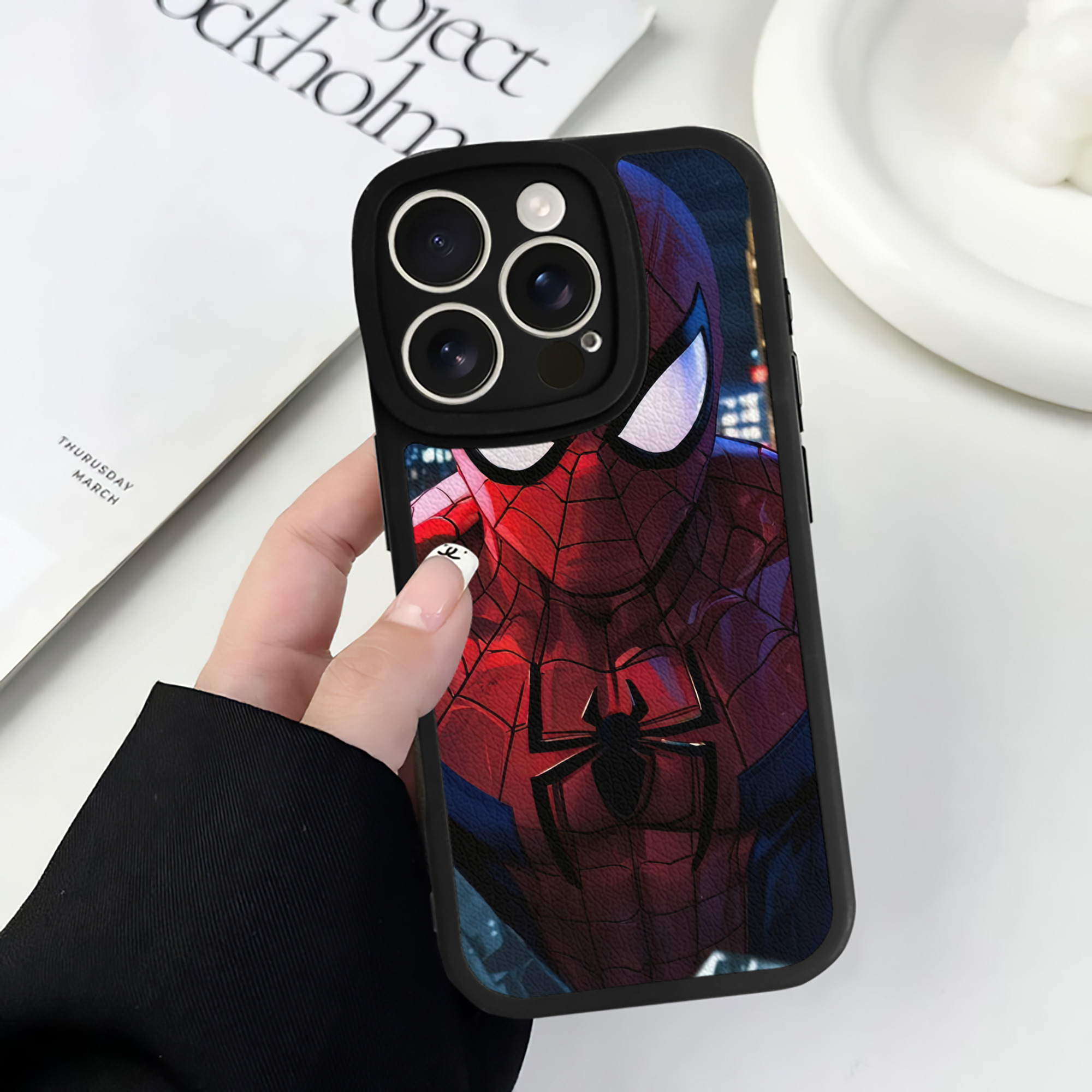 （画像用） Spider Man スパイダーマン 【iPhone 16シリーズ対応】シリコンスマホケース（レザー調） 材質：シリコン